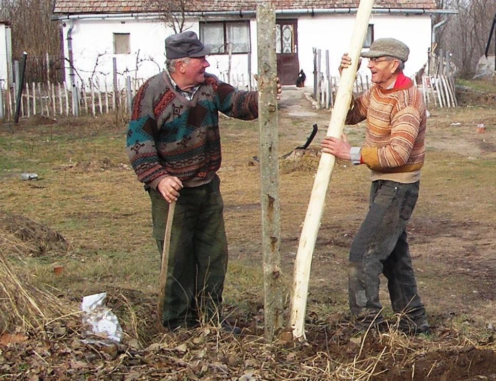- 65 - Á b e l V i n c e Ábel Vince (balra) a temető kerítés felújításakor (fotó: Molnár Mihály) A szinte mindenki által ismert autó-villamossági szerelő 65 éves korában elhunyt.
