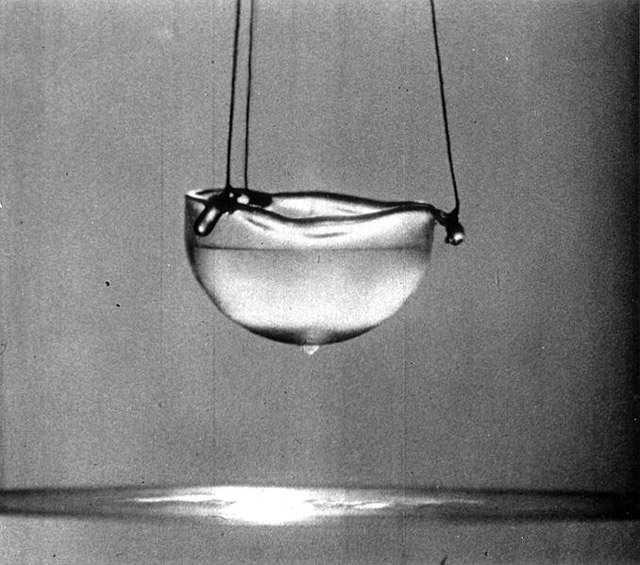 1908: Kammerling Onnes cseppfolyósítja a héliumot -269 C (4 K)