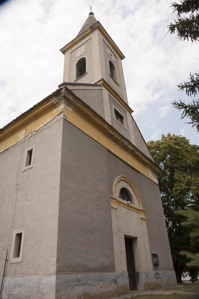 3 ÖRÖKSÉGÜNK A falu közepén, faluképileg kiemelkedő helyen, egy kis dombon található Kup római katolikus temploma. A műemlék Szent György templomot 1842-ben építették.
