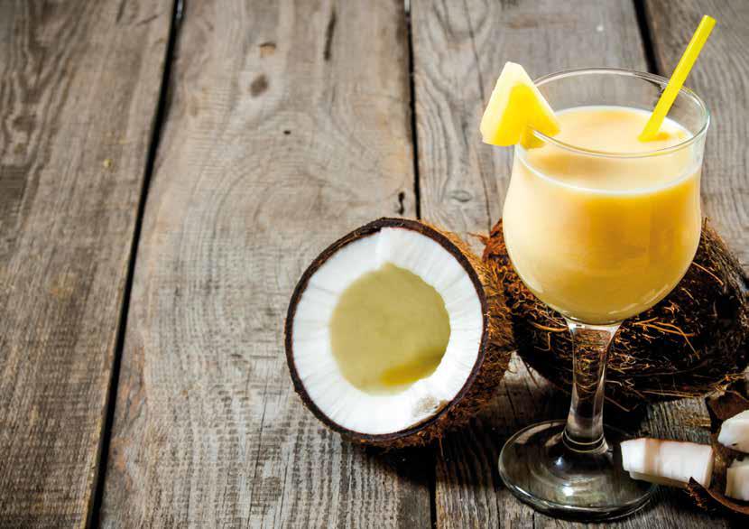 VIRGIN COLADA ALKOHOLMENTES KOKTÉLOK 100 ml tejszín 2 evőkanál kókusz szirup 400 g ananász tört jég néhány szelet ananász dekorációhoz 1 LÉPÉS Facsarja le az ananászt a gyümölcscentrifugával.