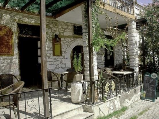 ikonosztázzal (1806), a Panagia (1870),