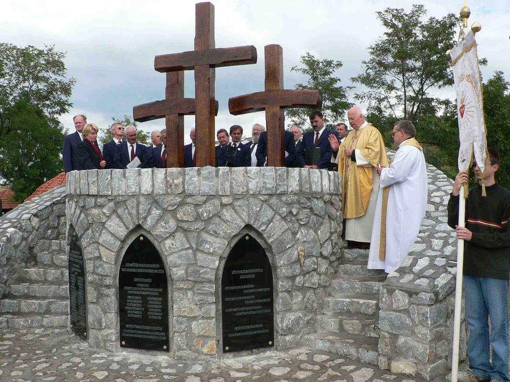 - 2007-ben a keresztény hagyományok erısítése,ápolása céljából adományokból, az egyházakkal közösen elkezdtük a Császta szılıhegyi Kálvária építését, melynek Golgota része a II.