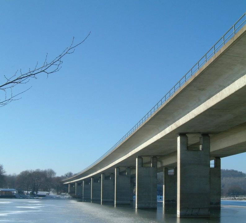 Megfelelni a kihívásoknak Hídszerkezetek védelme A hidak betonszerkezetei folyamatosan ki vannak téve a nedvesség és a kloridok okozta korróziónak.