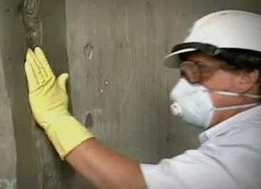 Eltérően más anyagoktól, melyek száraz betonfelületet igényelnek, a Xypex termékeket nedves betonfelületen kell alkalmazni, ami e