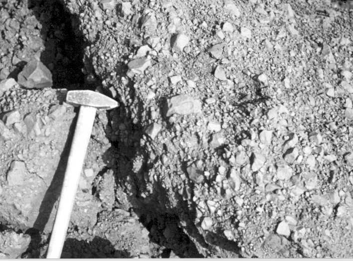 1 Middle Eocene limestone and marl, 2 brown lamellar clay, 3 yellow, pelitomorphous bauxite, the top 20 30 cm cream coloured and light grey, 4 dark red iron rich ironcrust, 5 rustred pelitomorphous