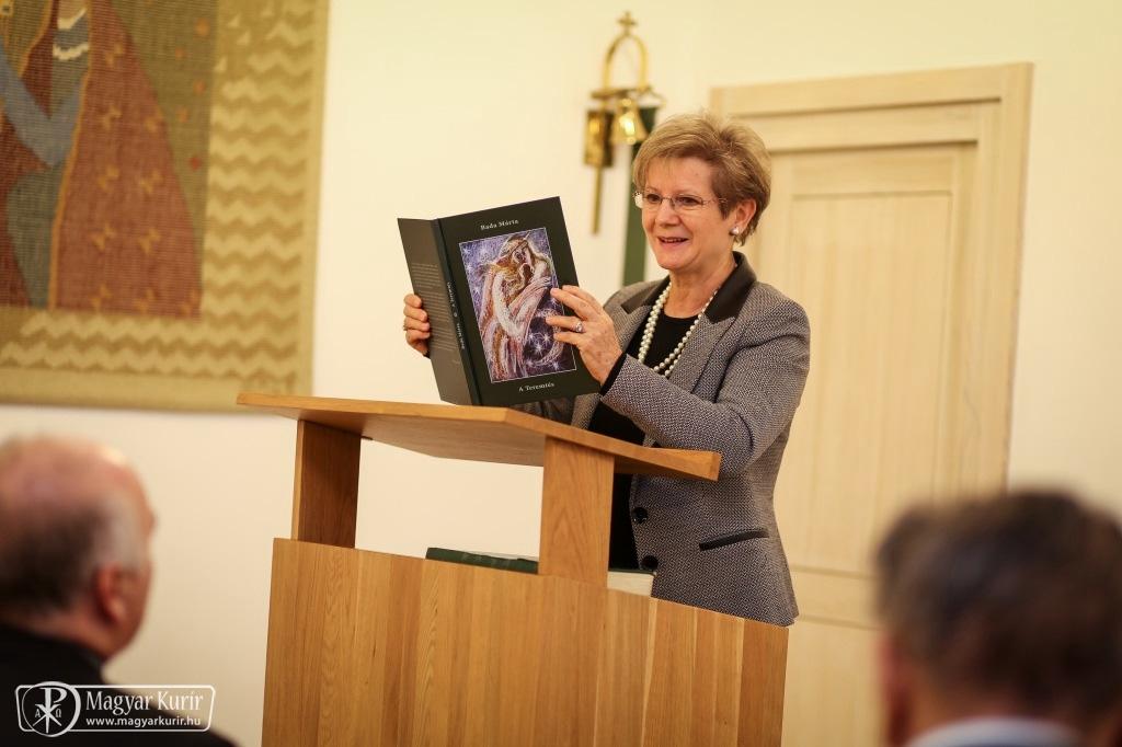 Bada Márta albumáról A Szent Jeromos Katolikus Bibliatársulat gondozásában az előző évben megjelent Bada Márta cigány művész színes albuma A Teremtés címmel.