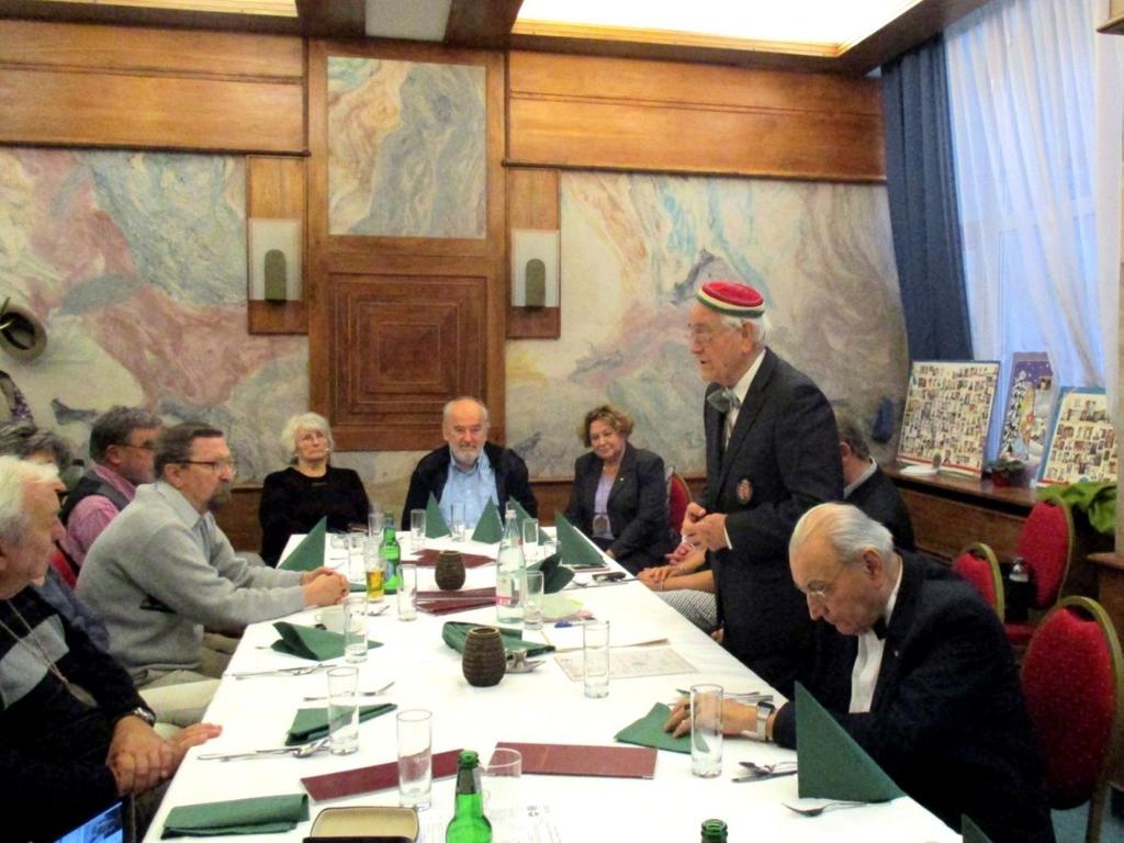 Az asztalfőn Molnár