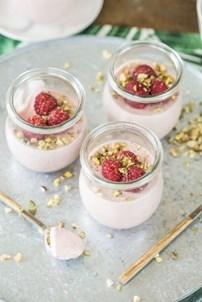 Recept rovat Málnás panna cotta Hozzávalók: 4 kis üveghez: 200 g málna, 80 g cukor, 6 g zselatin, 1 tk bourbon vaníliás cukor, 350 ml tejszín, 100 ml tej A málnát egy kis edénybe rakjuk és kb.