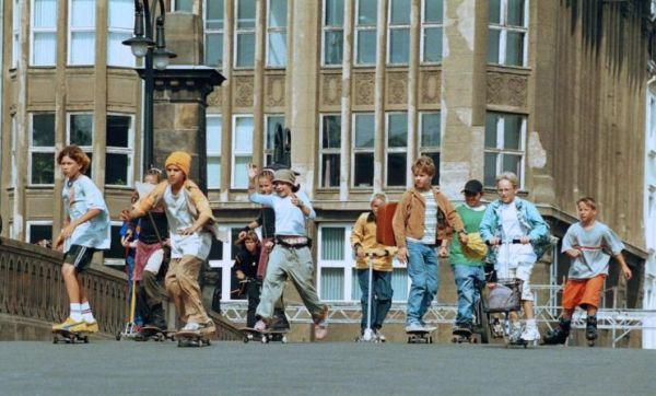 6. 6. Számos, nyomozást folytató gyerekekről szóló regényből készült film is. Melyik ilyen témájú filmnek nincs azonban regény eredetije?