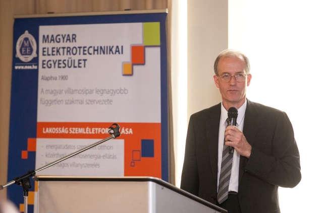 Gaál Róbert Az előadó a hálózati és a rendszerirányító diszpécserek betanításában, a tudás szinten tartásában fontos szerepet betöltő rendszerben a relévédelmi működések leképzését ismertette.