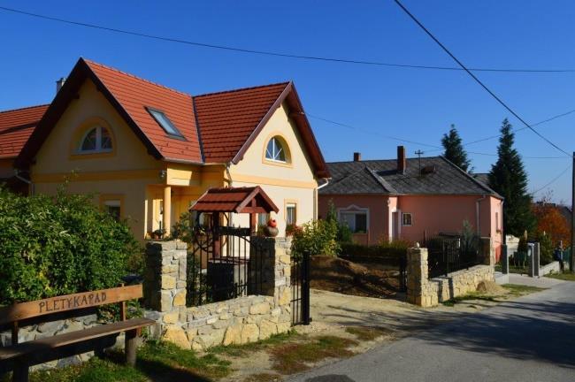 A beépítés oldalhatáron álló, a házak telepítése előkerttel történik. Javasolt az utcára merőleges tetőgerinc és a közvetlen környezetbren jellemző tetőhajlásszög alkalmazása.