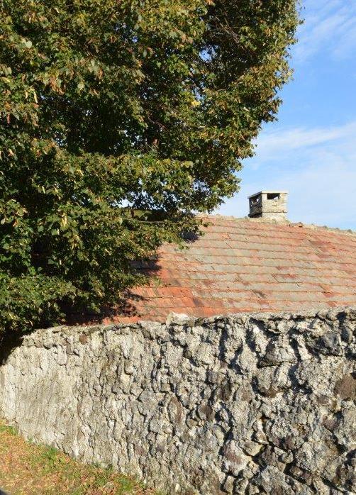 A túldíszített, túlszínezett épület hamar elveszíti érdekességét, és utána inkább zavaróan hat a nyugodt, tiszta településképben.
