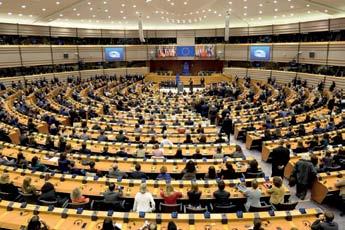 7 AZ EURÓPAI UNIÓ INTÉZMÉNYEI AZ EURÓPAI TANÁCS 8 INSTITUTIONS OF THE EUROPEAN UNION THE EUROPEAN COUNCIL Melyek az Európai Unió intézményei? What are the institutions of the EU?