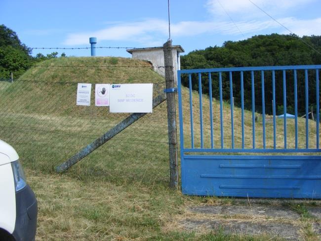 A monolit vasbeton medence hagyományos kialakítású, a medence félig a térszín alatt került elhelyezésre, a kitermelt föld rézsűs visszatöltése biztosítja a megfelelő hőszigetelést.