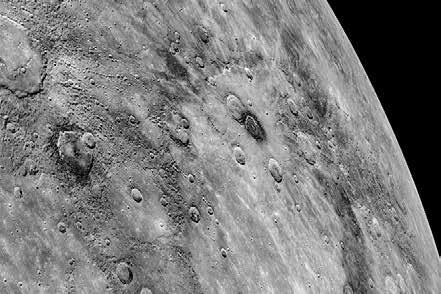 Magmán úszó grafitkéreg Régóta ismert, hogy az első pillantásra a Holdunkhoz nagyon hasonló Merkúr sötét felszínén még a környezetnél is jóval sötétebb területek is előfordulnak.