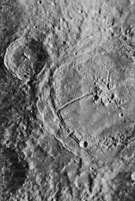 HOLD A Petavius-kráter A Petavius-kráter a hozzá nyugatról csatlakozó Wrottesleykráterrel a Lunar Orbiter IV holdszonda felvételén A vékonyka, két- vagy háromnapos holdsarlón, annak is a déli
