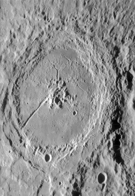 HOLD A Petavius-kráter a Lunar Orbiter IV lapos szögből készített felvételén tásnak köszönhetően mindig csak ellipszis alakúnak láthatjuk, ezért a kráter belsejének finomabb szerkezetét és részleteit
