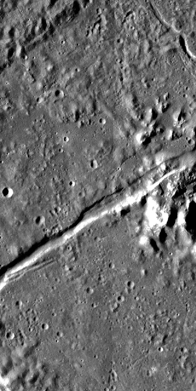 természete azonnal tisztává vált. Ez nem szurdok, hanem egy hatalmas kráterlánc. Harold Hill angol holdészlelő rendkívül részletes rajza a Petavius-kráter rianásáról. Ez a rajz 1989.