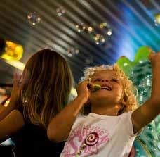 De avonden bieden de sfeer van discopubs, live muziek bij maanlicht en shopping, ook na het diner.
