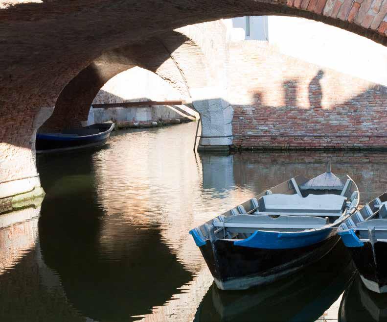 rt et Culture - Kunst en Cultuur - Művészet és kultúra Een stad die in het water weerspiegelt Volg de grachten en ontdek de weerspiegelingen van de paleizen, gekleurde huizen en kerken op de eilanden