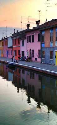Pak een boot en vaar als het ware door de geschiedenis, over het Canal Maggiore, om uit te komen bij de meest prestigieuze poort van de stad: de monumentale Trepponti-brug met zijn vijf trappen.