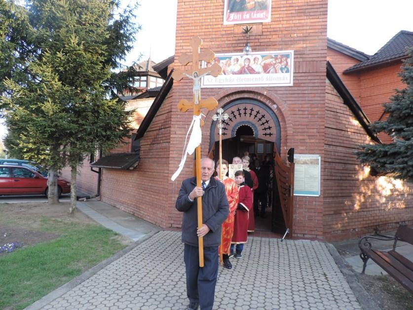 Dicsőség Jézus Krisztusnak! 12 Templomunk két éve napközben is nyitva! Jöjjetek, akik megfáradtatok... Hétfőtől péntekig ¾ 8 órától 15.30 óráig az imádkozóknak nyitva van a templomunk.