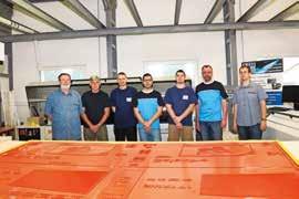 Két évtized a flexó szolgálatában HÚSZÉVES SZÜLETÉSNAPJÁT ÜNNEPLI A FLEXO-LINE CSAPATA Faludi Viktória Már önmagában is sikertörténet, ahogy a két Hevele Zoltán különböző korosztályt, temperamentumot