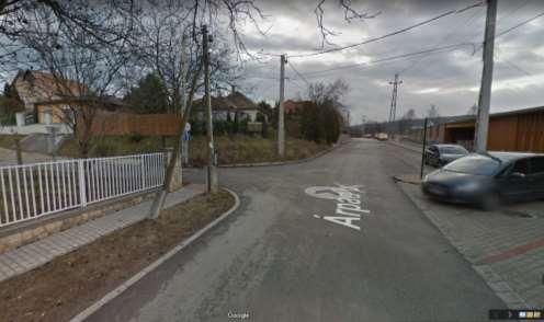 Az ELMŰ oszlopa az ingatlan előtt áll, amelyen keresztül légvezetékkel ellátott az utca.
