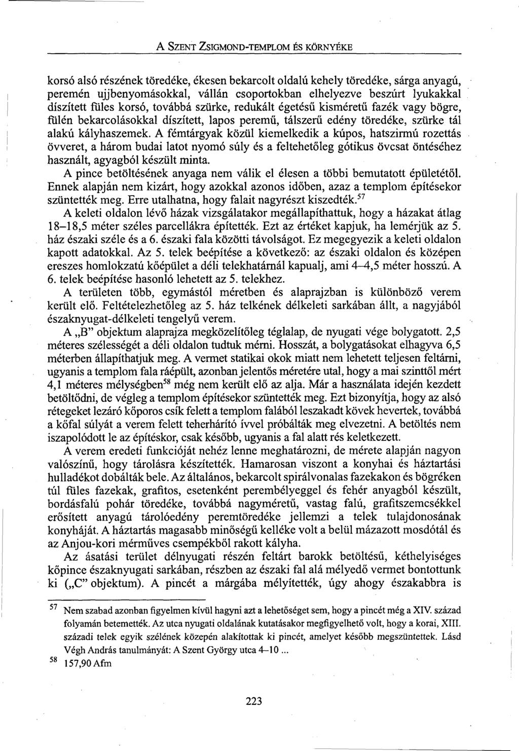 A SZENT ZSIGMOND-TEMPLOM ÉS KÖRNYÉKE korsó alsó részének töredéke, ékesen bekarcolt oldalú kehely töredéke, sárga anyagú, peremén ujjbenyomásokkal, vállán csoportokban elhelyezve beszúrt lyukakkal