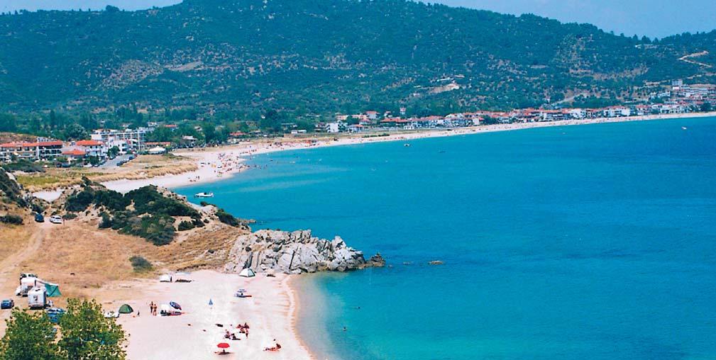 SARTI www.sithonia-sarti.hu www.sartimania.hu Sarti Sarti ófalu Sarti Beach Sarti a Halkidiki-félsziget kö zép sõ, Sithónia-nyúlványának ke le ti partján fekszik.