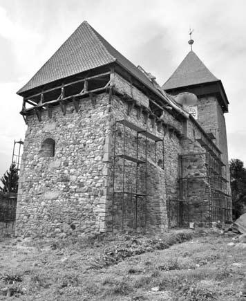 Since after World War II the Saxon population in Drãuşeni had steadily decreased and in the late 1960s barely any church members lived in the village, the church was in poor condition due to lack of