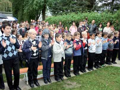 Prema riječima ravnateljice Anice Kovač, odnos s voditeljem obrazovnog okruga dobar je, pomoć koja je potrebna za funkcioniranje narodnosne ustanove dobivena je, no dodatni programi kao što su razna