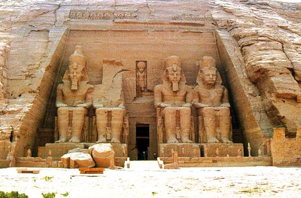 112 6. ÚJBIRODALOM (Kr. e. 1550 1069) 110. kép. Épített templomok pülón-kapuit imitáló homlokzatkiképzés az előtte ülő, II. Ramszeszt ábrázoló, sziklából faragott kolosszusokkal: II.