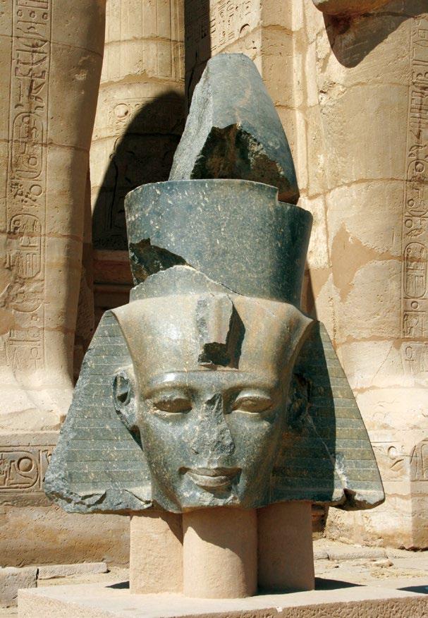 116. kép. II. Ramszesz gránitból készült ülő kolosszusának fejtöredéke az eredeti sárga festés nyomaival.