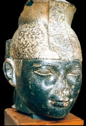 138 8. KÉSŐKOR (Kr. e. 755 332) 137. kép. A királykultusz nyilvános és megközelíthető tárgya: eredetileg Onurisz isten kettős tollkoronáját viselő kusita uralkodó, Taharko feketegránit kolosszusa.