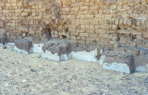 24 3. KORAI DINASZTIKUS KOR (Kr. e. 3000 2686) 14. kép. Az eredeti fehér festés maradványai Haszehemui fáraó abüdoszi halotti palotájának kerítőfalán (arab nevén: Sunet ez-zebib).