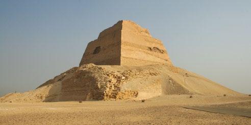 36 4. ÓBIRODALOM (Kr. e. 2686 2125) 28. kép. Sznofru fáraó elsőnek megkezdett, de csak uralma végén kenotáfiumként folytatott meidumi piramisegyüttese. Óbirodalom, IV.