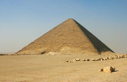 2613 2589). Alsó-Egyiptom, Dahsur 32. kép. A Sznofru végső nyughelyéül szolgáló Vörös piramis. Óbirodalom, IV. dinasztia, Sznofru uralkodása (Kr. e. 2613 2589).