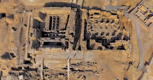 4. ÓBIRODALOM (Kr. e. 2686 2125) 43 37. kép. Hafré (Khephrén) völgytemploma északi oldalán az ún. Szfinx-templommal. Óbirodalom, IV. dinasztia, Hafré (Khephrén) uralkodása (Kr. e. 2558 2532).