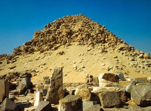 52 4. ÓBIRODALOM (Kr. e. 2686 2125) 48a. kép. Szahuré piramisa piramistemplomának romjaival. Óbirodalom, V. dinasztia, Szahuré uralkodása (Kr. e. 2487 2475).