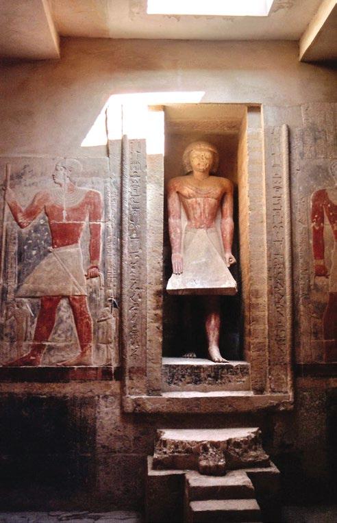 56 4. ÓBIRODALOM (Kr. e. 2686 2125) 52. kép. A királyi piramistemplomok szoborkultuszát imitáló szentély Mereruka vezír sírkápolnájában.