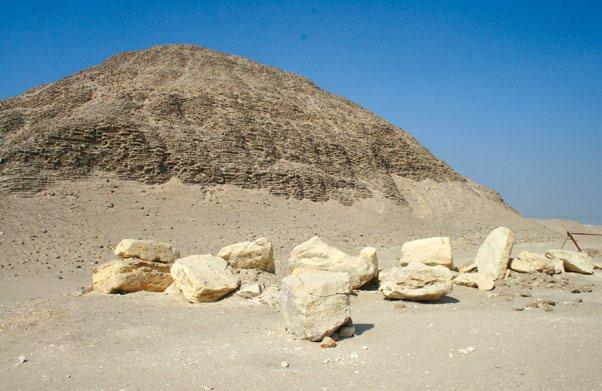 Fekete Piramis ) és havárai piramisok romjai.