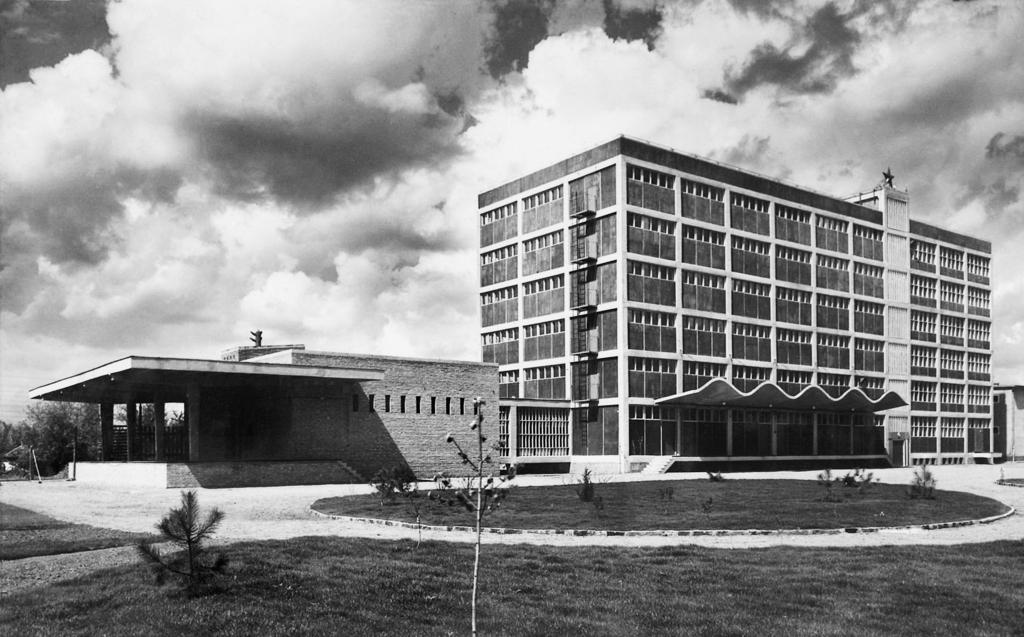 20. Magtisztító-üzem, Orosháza. 1955 1959. Tervezők: Emődy Attila, Salamon István, Szilárd József. Forrás: (Modern) (Ipari) Építészetért Alapítvány IPARTERV Fotóarchívum, No.