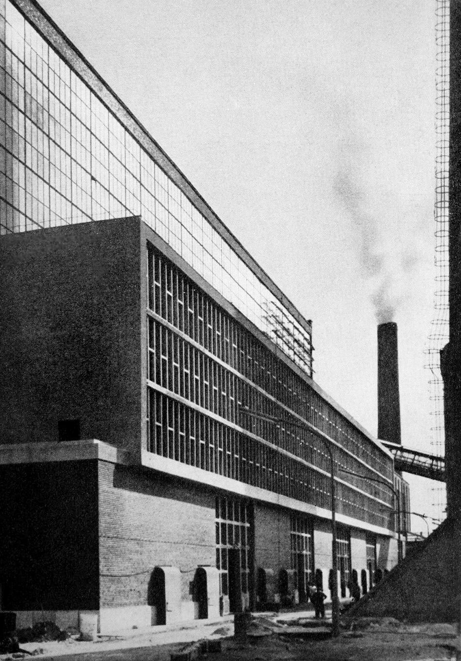 21. Erőmű, Ajka. Homlokzati rajz, alaprajz és keresztmetszet. 1955 1960. Tervezők: Vörösmarty Kálmán, Nagy József. Forrás: Szendrői Jenő: Ipari építészetünk. Műszaki Kiadó, Budapest 1965, 221.