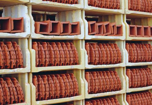 Megoldás tetőre Hogyan készül a húzott cserép? sornai gyáregység A húzott cserépgyártás során a szájnyílást elhagyó agyagszalagot rögtön cserépformára darabolják.