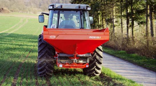 A REPÍTŐTÁRCSA BORDÁK BEÁLLÍTÁSA TÁBLASZÉL SZÓRÁSÁHOZ Mivel a repítőtárcsa bordákkal a szóráskép jobbra és balra is könnyen