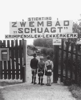 Egy amszterdami razzia során 427 zsidó férfit terelnek össze és szállítanak a mauthauseni