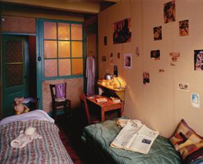 kényelmesen berendezett búvóhely. [Anne Frank] Anne Frank és Fritz Pfeffer szobája. Anne képeket ragaszgatott a falra.