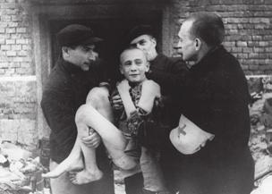 Elgázosításra ítélt magyar zsidók az auschwitzbirkenaui rámpán. 1945.