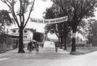 A Hitlerjugend (Hitler fiataljai) plakátja, amelyen a következők állnak: A fiatalok a vezetőt szolgálják és Minden tízéves a Hitlerjugendbe!